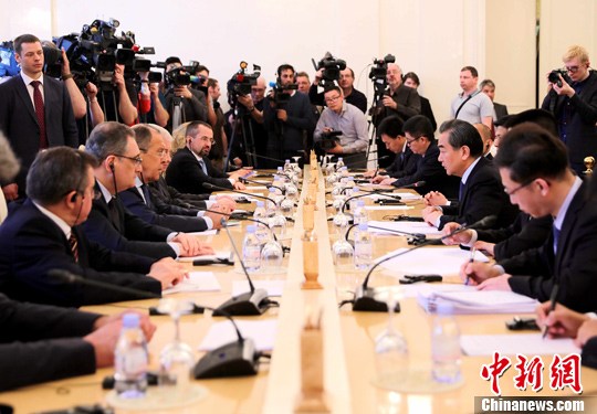 当地时间5月26日，中国外交部长王毅在莫斯科同俄罗斯外长拉夫罗夫举行会谈。中新社记者 王修君 摄