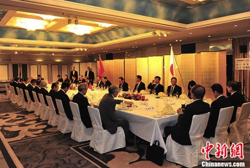 5月30日，中国国务委员杨洁篪在东京集体会见日本友好团体。日本日中友好七团体及日本经济团体联合会代表出席。 中新社记者 吕少威 摄
