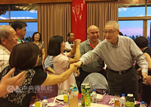 国民党主席当选人吴敦义(右)5月31日前往高雄各地谢票。“中央社”记者陈朝福摄。