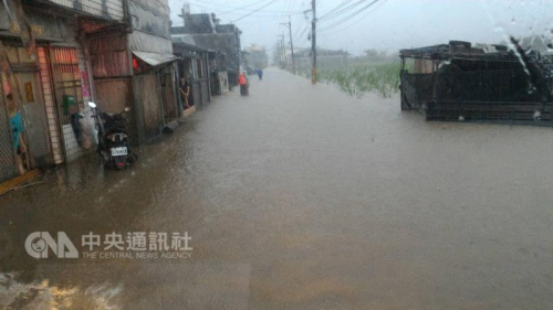 6月2日，台湾各地降雨，新北市金山区三界坛路水淹及膝，三芝区也有淹水状况，不少民众家里有积水情形。(新北市消防局提供) 中央社