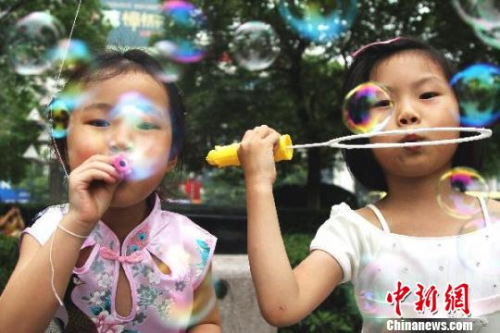 资料图：两名小女孩在南昌八一广场上吹泡泡。刘占昆 摄
