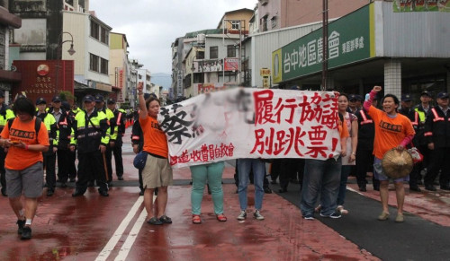 蔡英文深入“民间”宣传前瞻，200名警察随身护卫。(图片来源：台湾《联合报》)