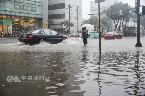 台北市2日受西南气流及滞留锋面影响，各区降下暴雨，民权东路六段积水，水淹至脚踝，民众需涉水过马 路。 “中央社”记者谢佳璋摄