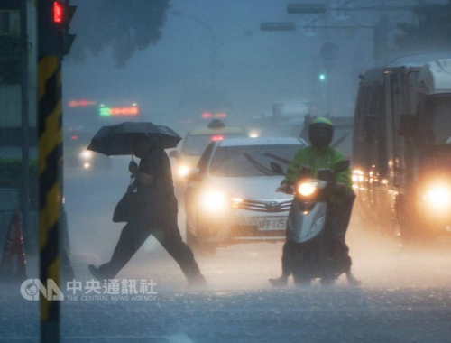 台湾气象部门指出，2日除西南气流仍持续影响外，滞留锋面凌晨来到台湾上空，全台都有阵雨或雷雨。上午台北开始下起大雨，市区笼罩在雾蒙一片。 “中央社”记者裴 摄　