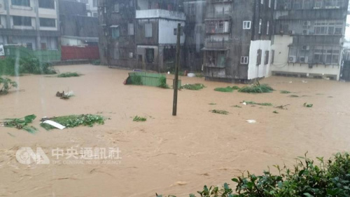 受暴雨影响，新北市府宣布石门、金山、三芝等3区 ，确定停止上班、停止上课。图为石门区公所旁，大雨 状况。（石门国小前家长会长林懋堂提供） “中央社”记者黄旭升新北市传真