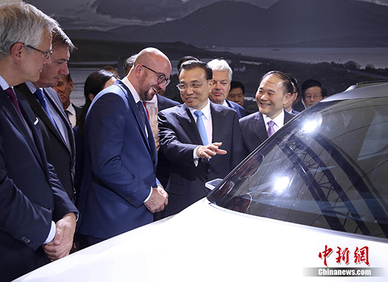 当地时间6月2日晚，中国国务院总理李克强在布鲁塞尔与比利时首相米歇尔共同参观吉利沃尔沃汽车创新成果展。 中新社记者 刘震 摄