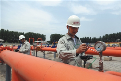 6月2日，陕京三线西沙屯门站，工作人员检查输气管线。