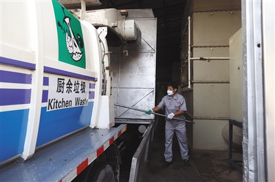 6月2日，四季青有机资源再生中心，工作人员处理厨余垃圾。