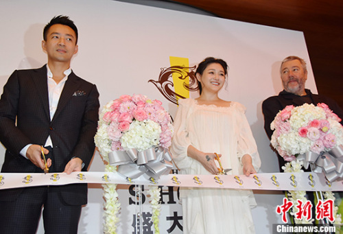 图为汪小菲（左）携妻子徐熙媛与设计师菲利普・斯塔克一同剪彩。 中新社记者 刘双双 摄