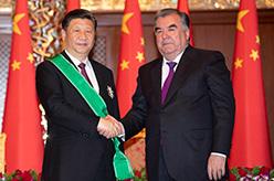 习近平出席仪式 接受塔吉克斯坦总统拉赫蒙授予“王冠勋章”