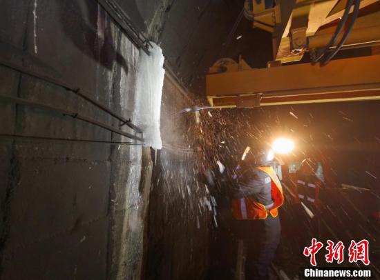 春运幕后守护者：铁路“打冰人”