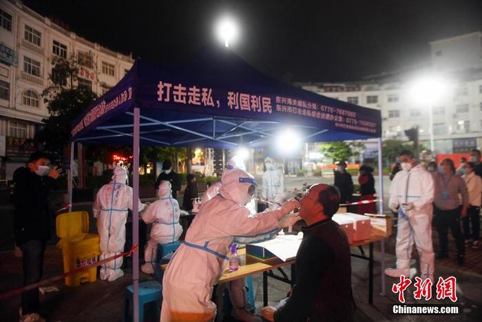 广西东兴开展第六轮大规模核酸筛查 国门社区居民连夜排队接受筛查