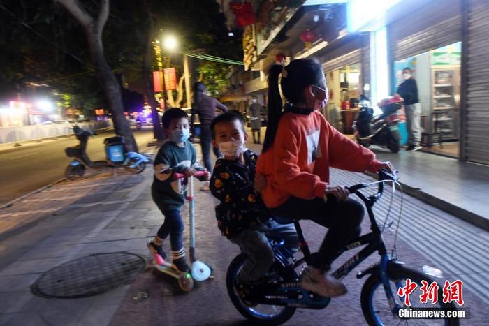  多轮核酸筛查未发现疫情外溢 边城广西东兴夜晚恢复生气