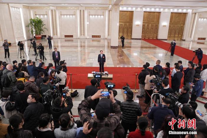 十四届全国人大二次会议第二场“部长通道”集中采访活动举行