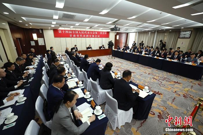 甘肃代表团举行开放团组会议