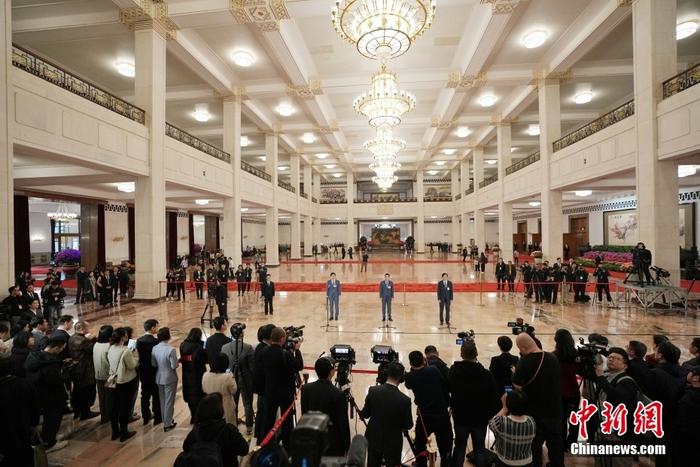 全国政协十四届二次会议第三场“委员通道”集体采访活动举行