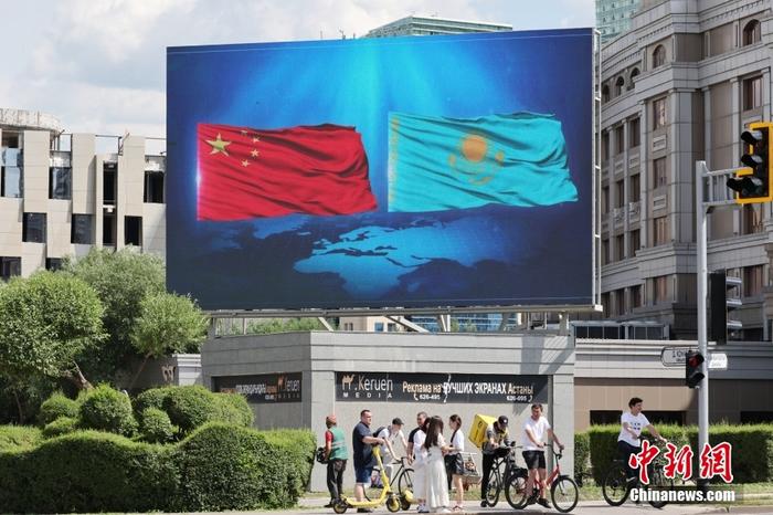 阿斯塔纳街头 中哈两国国旗飘扬