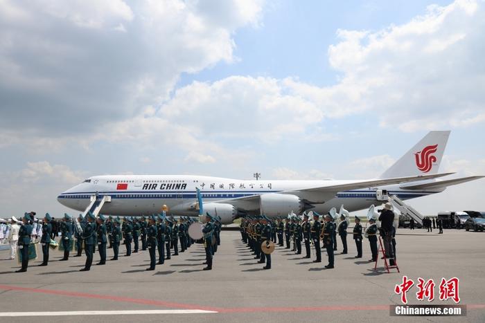 习近平抵达阿斯塔纳出席第二届中国—中亚峰会