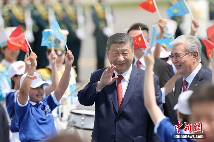 习近平抵达阿斯塔纳出席第二届中国—中亚峰会
