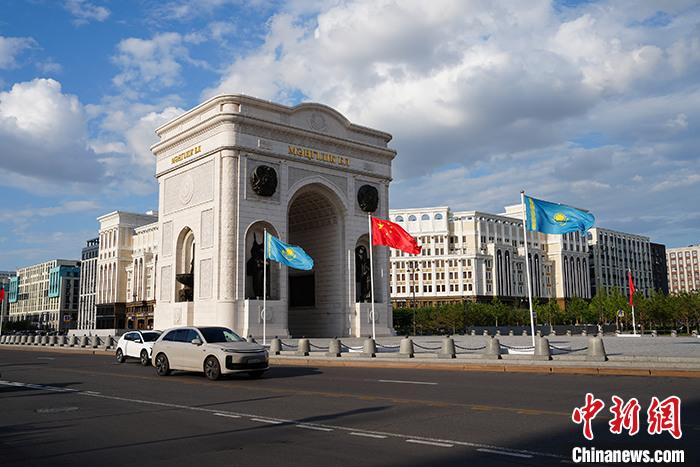 阿斯塔纳街头 中哈两国国旗飘扬
