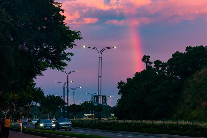 广东珠海雨后晚霞与彩虹同框