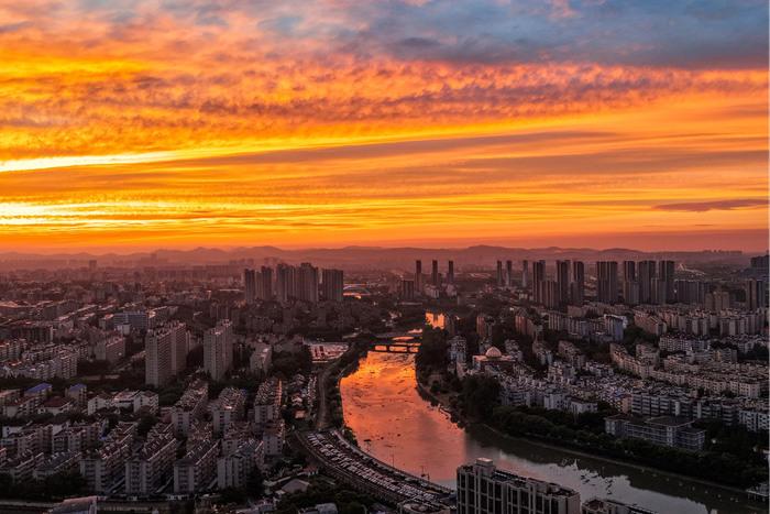 江苏南京清晨彩云漫天