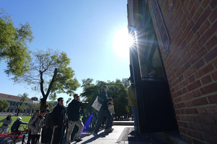 民众清华大学缅怀杨振宁