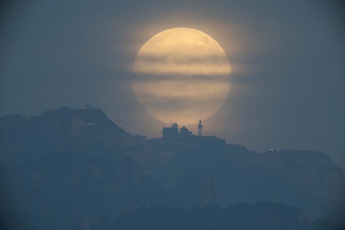 本年度最大“超级月亮”亮相天宇