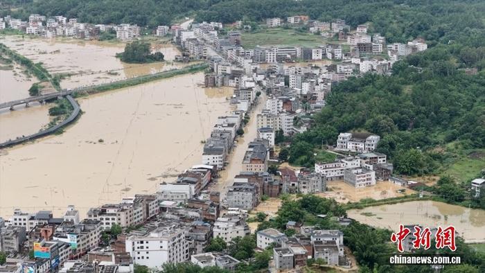 台风“红霞”致广东梅州河水漫溢 村庄内涝
