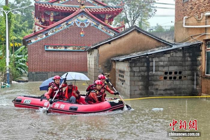 暴雨来袭 厦门消防涉水转移被困民众