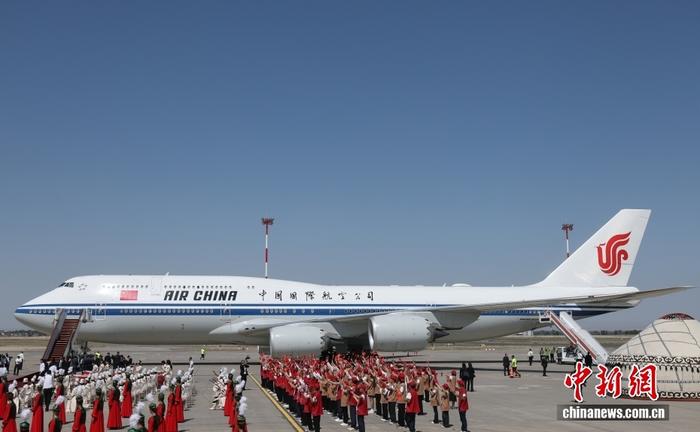 习近平抵达比什凯克出席2026年上海合作组织峰会并对吉尔吉斯斯坦进行国事访问