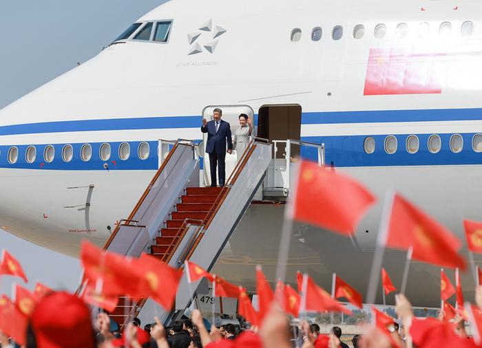 习近平抵达比什凯克出席2026年上海合作组织峰会并对吉尔吉斯斯坦进行国事访问