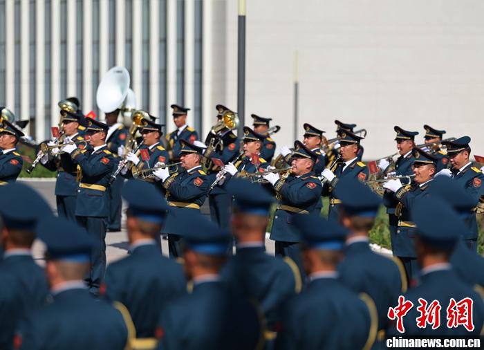 扎帕罗夫总统为习近平举行欢迎仪式