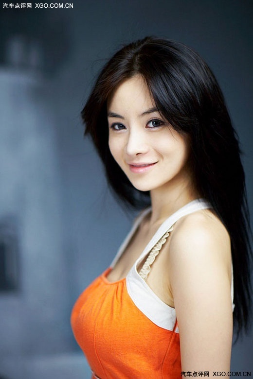 顶级车模林智慧的惹火红装(组图)(2)