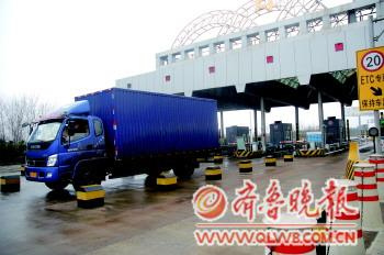 高速频发连环撞车案超车时闪灯比按喇叭管用