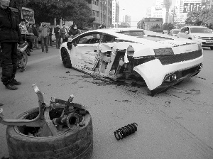 兰博基尼双黄线掉头被撞烂维修需上百万