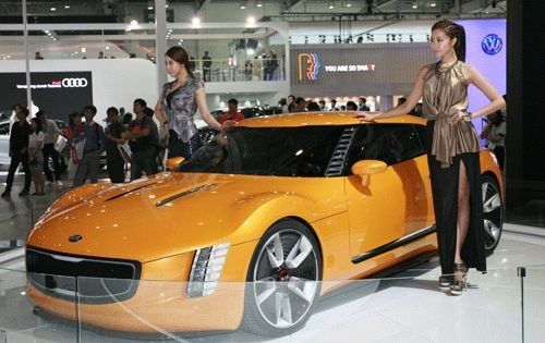 2014釜山车展:车模衣着端庄裙子变长