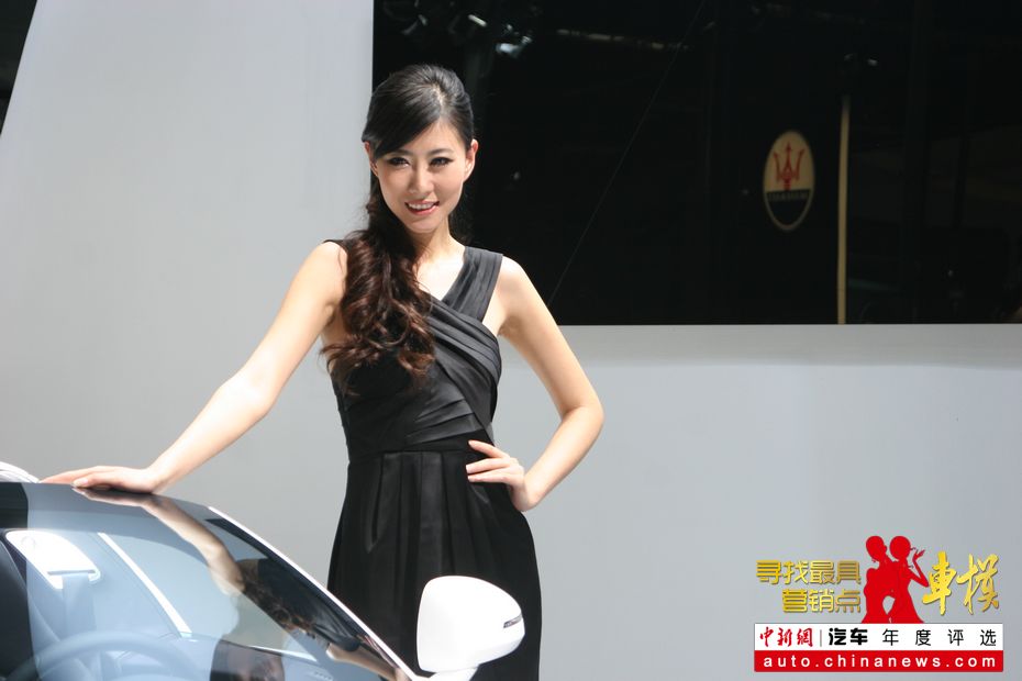 �Ϻ���չ��Ů��ģ�����ӵ�չ̨��ģ——����������Ƶ��