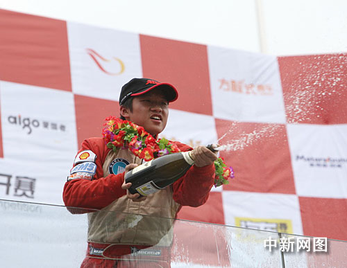 agf车手张臻东:家庭投入数百万 比赛撞车仍乐观