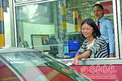 �����շ�Աÿ��΢Ц5СʱЦ�������۲�Ը�Է�