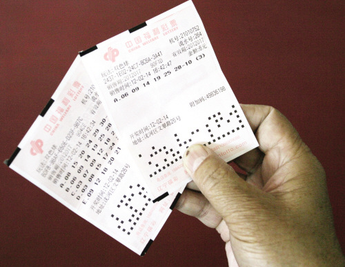 北京时间2012年02月14日晚,中国福利彩票双色球第2012017期开奖,灯谮