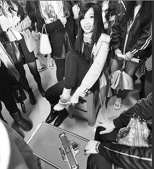 月薪3500元百名女生争当“脚模”(图)