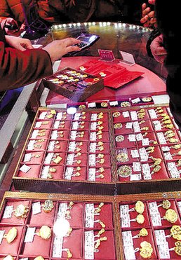 市民忙投资金银 广州一夫妇一次买下15公斤银砖