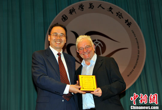 Ӣ���ʼ�ѧ��᳤���ڴ����й����и���Ƽ�����