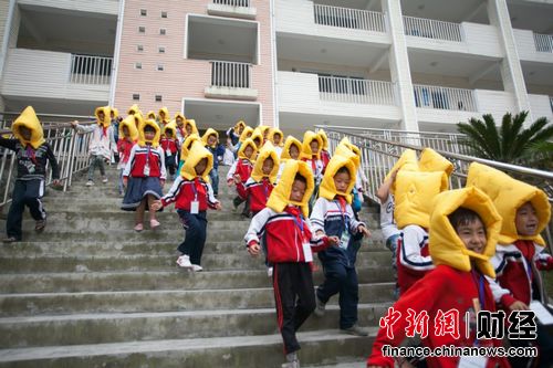 “伊利方舟”挺进芦山灾区学生深入体验“紧急逃生”