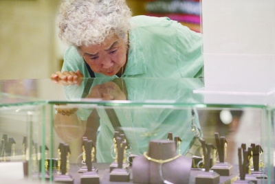 �ƽ𽵼۾��Ǹ����������ȴ��������Ů����ױ