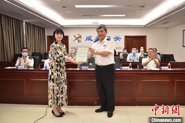 成渝两地“电子口岸卡”业务率先在中国实现跨关区通办