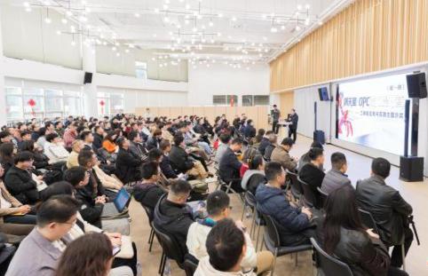 评论：AI逐“虾”潮 当固“池塘”基