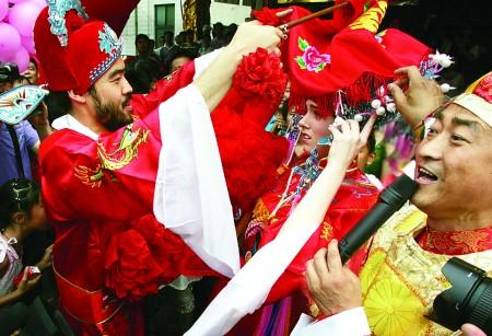 记者 张晓科 摄新郎向路过围观的市民致意.