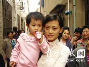 女童失踪8天后被神秘送回其父欣喜若狂跌倒